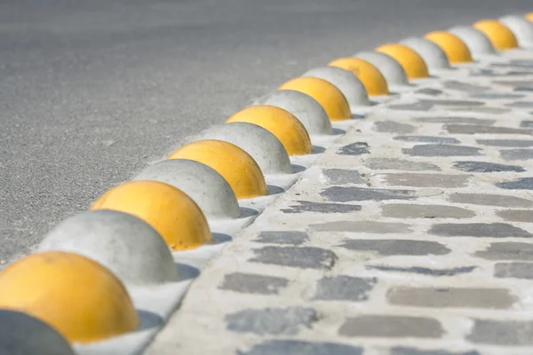 Bordure séparée route asphaltée et pavé — Photo