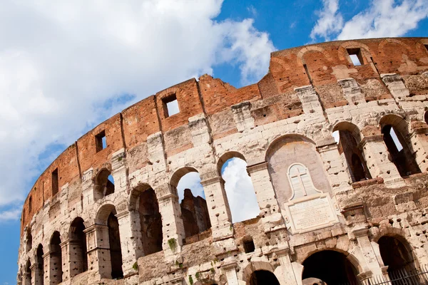 Gebogen gevel van oude landmark amfitheater colosseum in rome — Stockfoto
