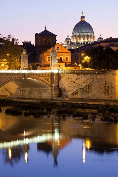 Saint Peter's Basilica Rzym Włochy na brzegu Tybru w wieczór — Zdjęcie stockowe