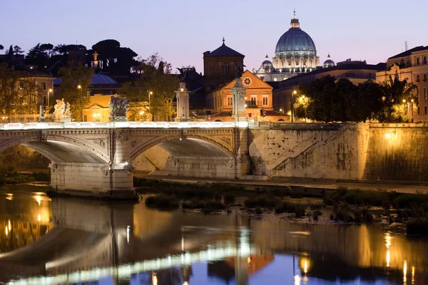 Basílica de San Pedro Roma Italia en la orilla del Tíber por la noche — Foto de Stock