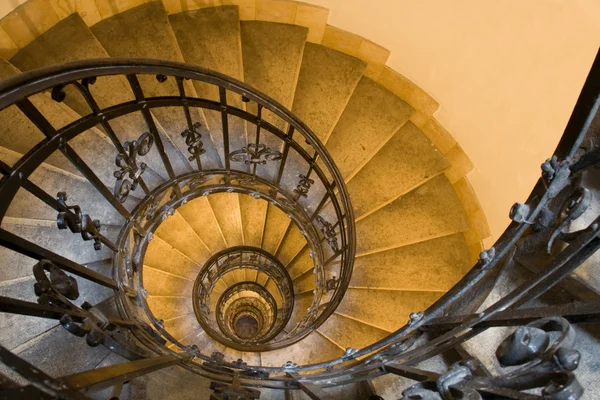 Спиральная лестница и каменные ступени в древней башне — стоковое фото