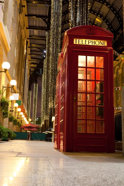 伦敦符号红色电话框中的照亮的贸易通道 — 图库照片