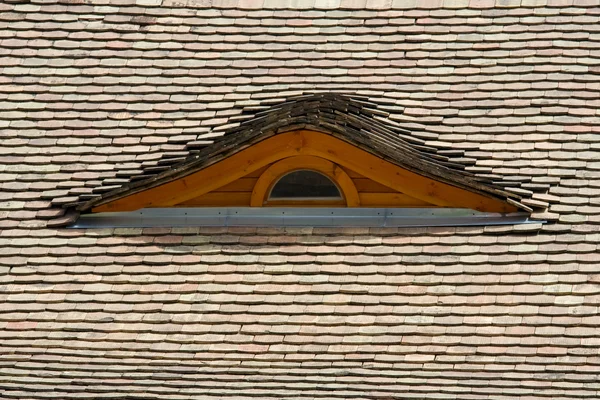 Ventana del ático en el techo de azulejos — Foto de Stock