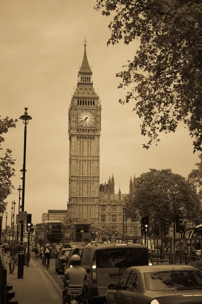 London street: traffic jam and clock Big Ben Retro style with gr — Stock Photo, Image