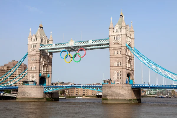 Tower bridge versierd met Olympische ringen Londen 2012 uk — Stockfoto