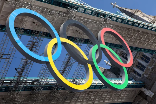 Turnul de pod decorat cu inele olimpice Londra 2012 UK — Fotografie, imagine de stoc