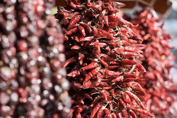 Набор сушеного красного кайенского острого перца на рынке — стоковое фото