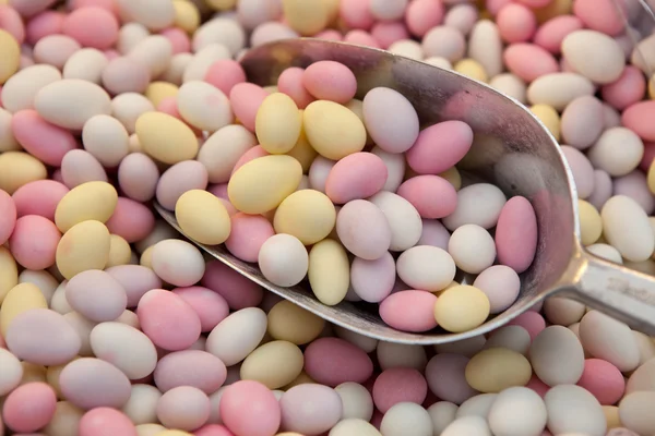 metal kaşık yakın Store üzerinde çok renkli şeker tatlı damla