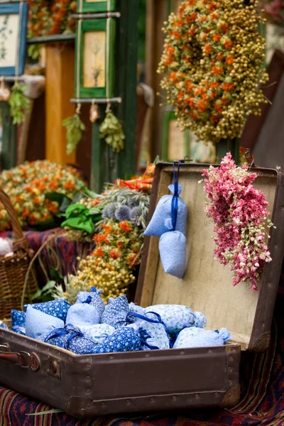 Flores silvestres secas e decoração artesanal na mala à moda antiga — Fotografia de Stock