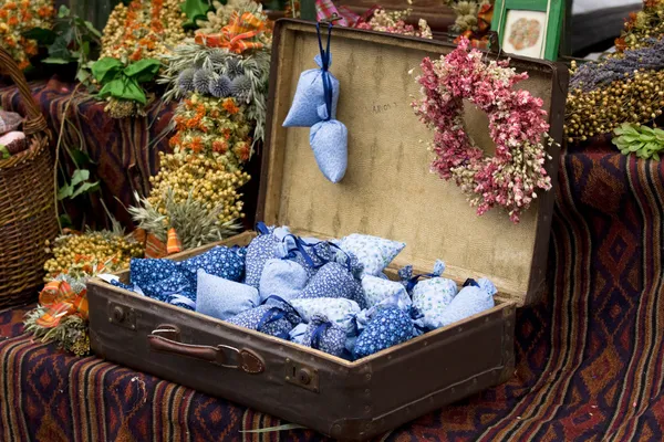 Kurumuş kır çiçekleri ve eski moda çanta, el yapımı bir dekor — Stok fotoğraf