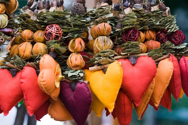 Kuivatut hedelmät ja tekstiilisydämet. Sisustus Valentine — kuvapankkivalokuva