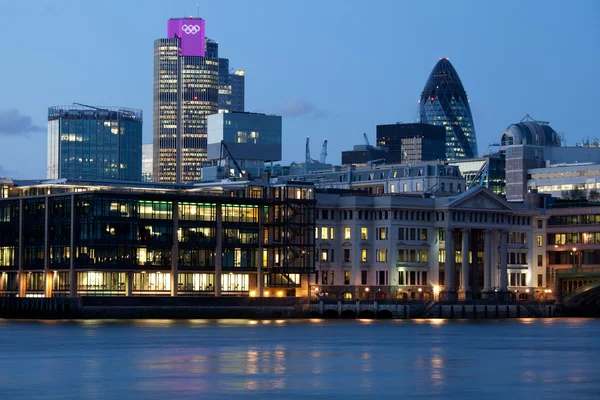 Londyn miasto wieża 42 oświetlony z Igrzysk Olimpijskich Londyn 2012 pierścienie — Zdjęcie stockowe