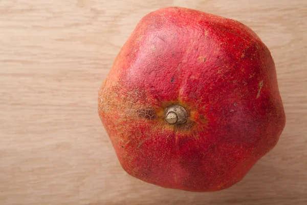 Sušená granátová jablka na dřevěné pozadí — Stock fotografie