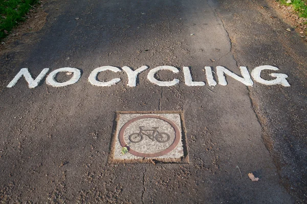 Κυκλοφορίας υπογράψει καμία ποδηλασία στο πάρκο άσφαλτο μονοπάτι — Φωτογραφία Αρχείου