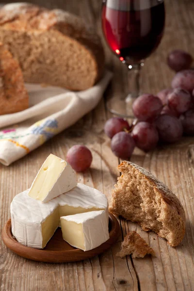 Traditional Normandy Camembert cheese with homemade bread, glass — Stock Photo, Image