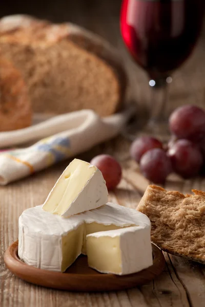 geleneksel Normandiya camembert peyniri ile ev yapımı ekmek, cam