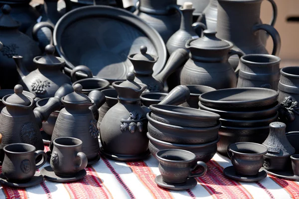 Handmade ceramic pottery at street handicraft market — Stock Photo, Image