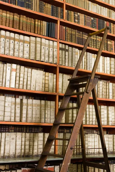 Bibliothèque pleine de livres anciens et échelle — Photo