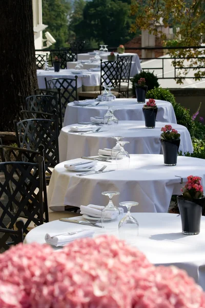 Free table for two at the restaurant — Stock Photo, Image