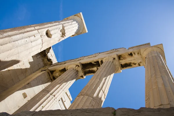 Kolommen van propylaea in Athene Akropolis op blauwe hemel terug — Stockfoto