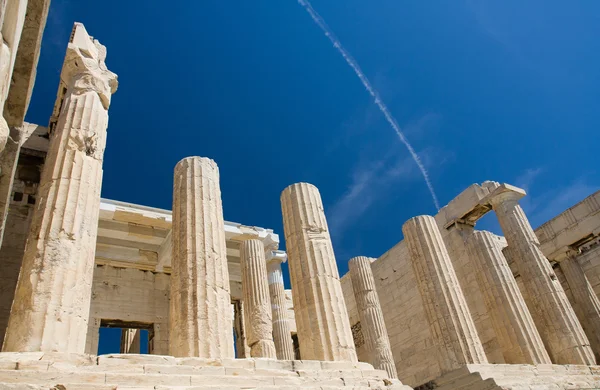 Kolommen van propylaea in Athene Akropolis op blauwe hemel terug — Stockfoto