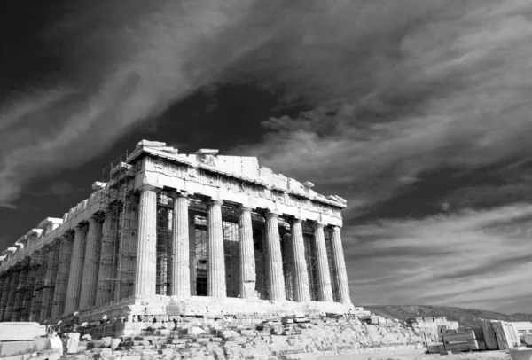 Древний Парфенон в Акрополе Греция Черно-белый — стоковое фото