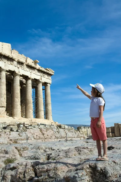 Niño apunta a la antigua fachada del Partenón en la Acrópolis Atenas Gr — Foto de Stock