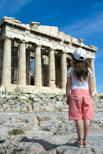 Bambino davanti all'antico Partenone nell'Acropoli Atene Grecia — Foto Stock