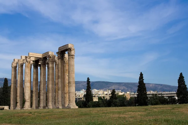 Antico Tempio di Zeus Olimpico ad Atene Grecia su bac cielo blu — Foto Stock