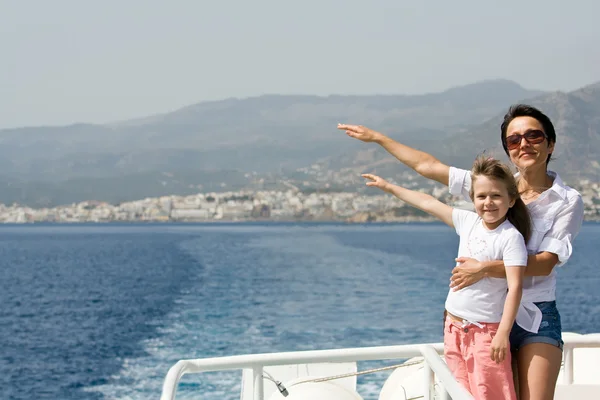 Madre, hija pequeña disfrutar del viento y el mar de viaje en barco —  Fotos de Stock