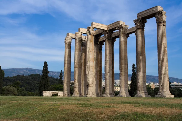 Antiguo Templo de Zeus olímpico en Atenas Grecia en el cielo azul bac —  Fotos de Stock