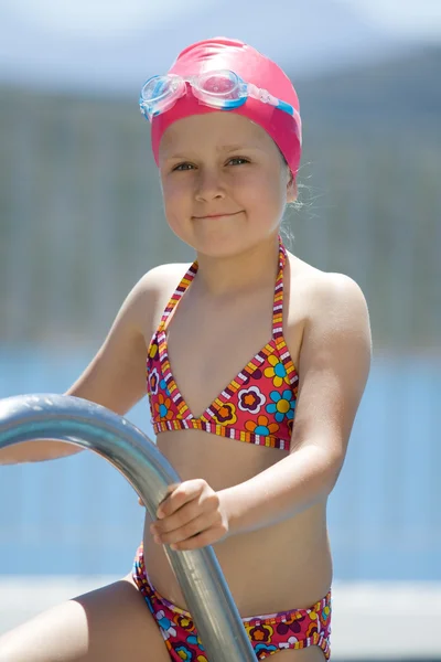 沐浴帽，游泳池楼梯上眼镜中的小孩 — 图库照片