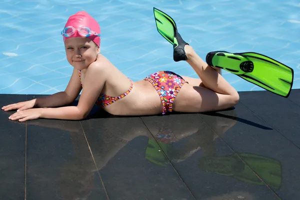 附近游泳池鳍中沐浴帽，戴眼镜的小孩 — 图库照片