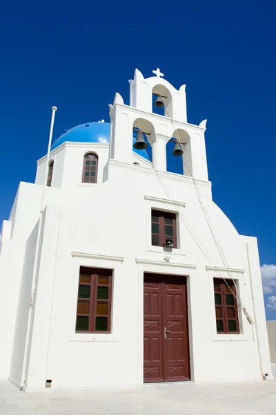 Traditionella vita kyrka, kors, sätta en klocka på ön santorini Grekland — Stockfoto