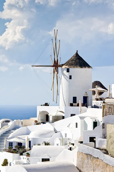 Moinhos de vento tradicionais na aldeia Oia de Cyclades ilha Santorin — Fotografia de Stock