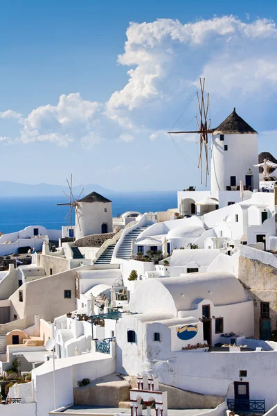 Traditionella väderkvarnar i byn oia av Kykladerna ön santorin — Stockfoto