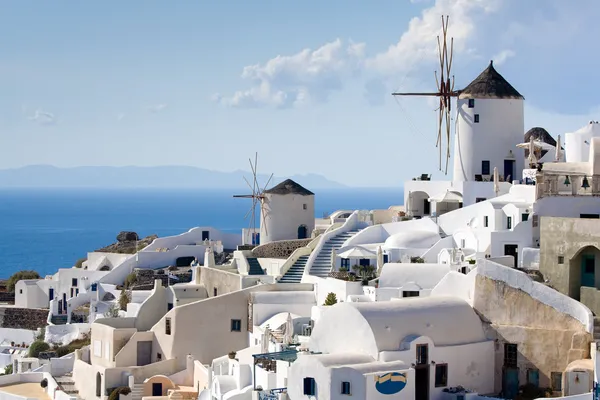 Traditionella väderkvarnar i byn oia av Kykladerna ön santorin — Stockfoto