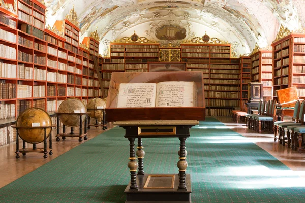 Knihovna, staré knihy, glóby v stragov klášteře České republ Stock Obrázky