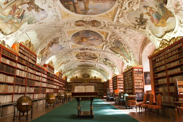 Biblioteka, stare książki, globusy w stragov klasztorze republ czeski Zdjęcia Stockowe bez tantiem