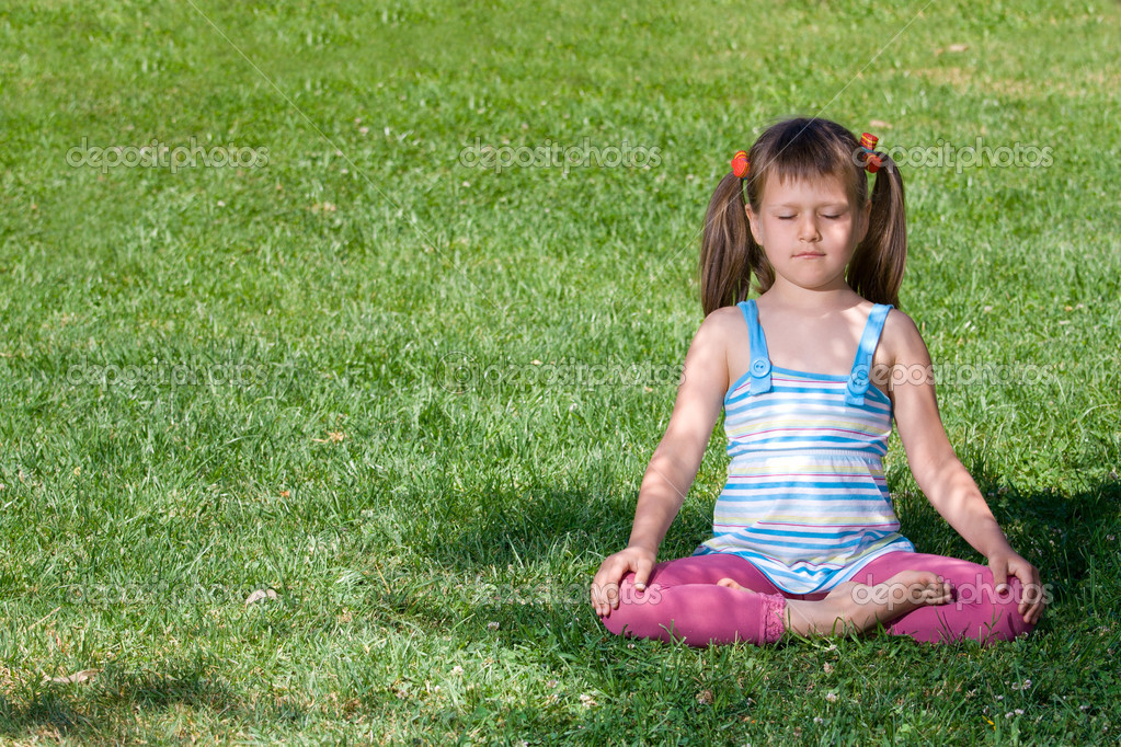 小さな子供に座るし 緑の草にアーサナで瞑想 ストック写真 C Sergeyak