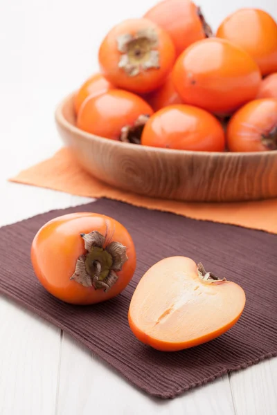 Fruits exotiques tropiques orange kaki servis dans une assiette en bois — Photo