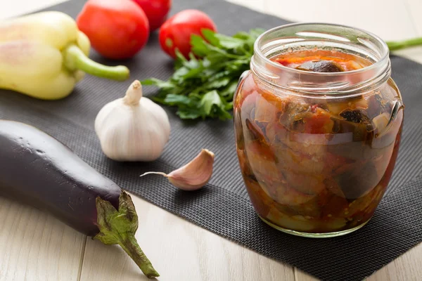 Berenjenas guisadas cocidas preparadas para enlatar con verduras crudas Fotos de stock