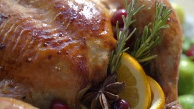 Şükran Günü tavuk geçmişi. Şükran Günü yemeği için tabakta sebzeyle süslenmiş fırında tavuk ya da hindi. Sulu pişmiş et..