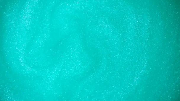 Turkusowy brokat abstrakcyjne tło. Lśniąca płynna perłowa farba turkusowa płynie powoli na powierzchnię. Wakacje, Nowy Rok, moda, abstrakcyjna koncepcja sztuki wideo — Wideo stockowe