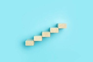 İş büyümesi, kalkınma planı konsepti ve iş analizi geçmişi. Finansal ve kariyer büyümesi, parasal gelir ve ekonomik gelir artışı olarak mavi arka planda tahta bloklar