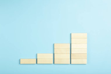 İş büyümesi, kalkınma planı konsepti ve iş analizi geçmişi. Finansal ve kariyer büyümesi, parasal gelir ve ekonomik gelir artışı olarak mavi arka planda tahta bloklar