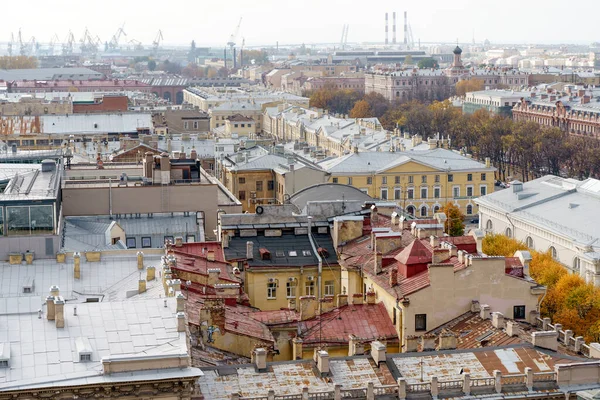 Panorama von St. Petersburg aus der Höhe des Hintergrunds. Blick auf die Dächer von St. Petersburg im Herbst. Sehenswürdigkeiten und Stadtzentrum — Stockfoto