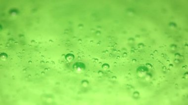 Arka plan köpüklü kozmetik jel. Sıvı ve aloe vera temelli yeşil şeffaf kozmetik jel.
