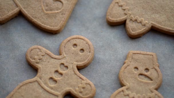 Boże Narodzenie pierniki ciasteczka gotowanie na wakacje. Domowej roboty świąteczne pieczenie i ciasteczka dekoracji. — Wideo stockowe