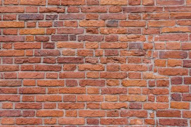 Eski tuğla duvar. Köy tarzında eski bir tuğladan yapılmış tuğla. Yıkılmış taş duvarın yapısı ve deseni. Boşluğu kopyala 